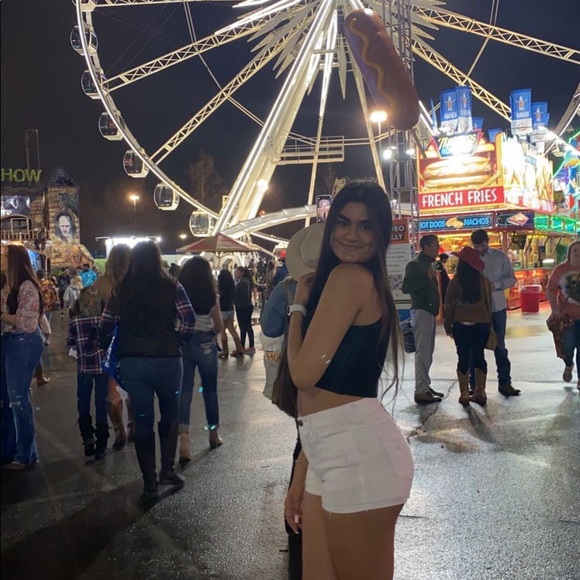 Meet your Posher, Christina - Picture 2 of 3